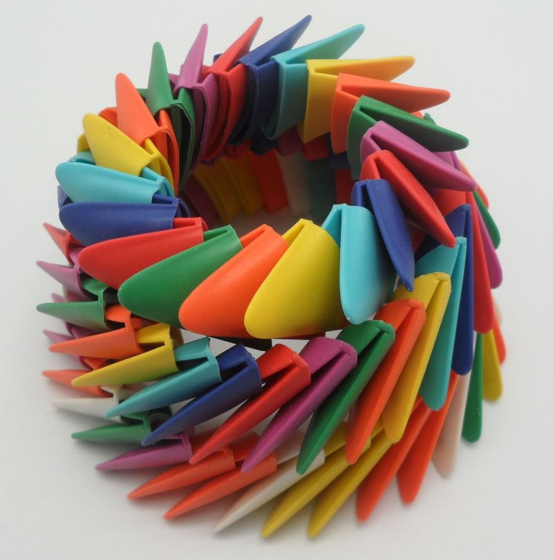 康桥中学手工创意坊乐为塑菱造型作品，七彩盘旋