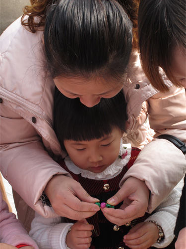 妈妈环保着我陪我玩，多好呀，这一刻，很温馨！