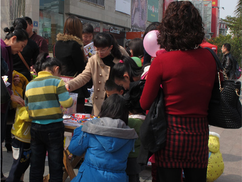 我也来试试乐为玩具的手感。