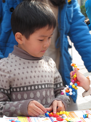 哥哥，给你看看，猜猜我拼的是什么。