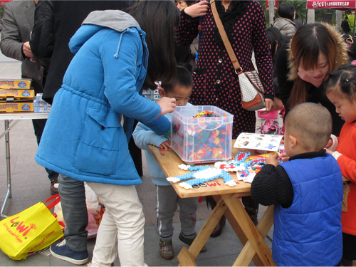 大人要低下身来和孩子沟通。