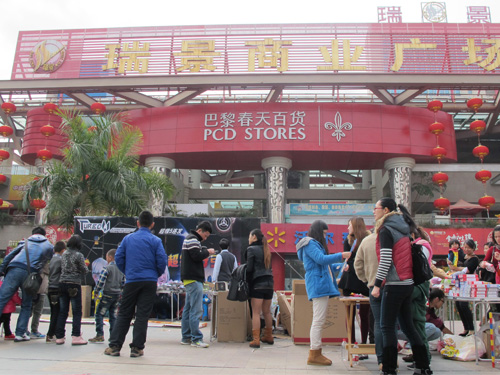 蓝帽子超级弹弓场地玩HIGH了，过去瞧瞧。