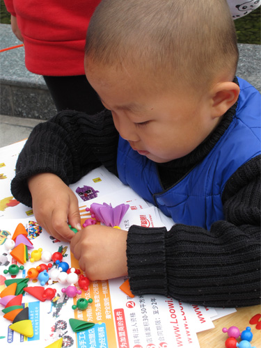 乐为魔珠可以锻炼小小孩的手指肌肉力量以及动作协调性。