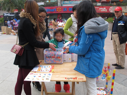 老人家，过来一起玩吧，玩具不只是小孩能玩，老人也可以玩啊，动手又动脑，童叟同乐，何乐而不为？