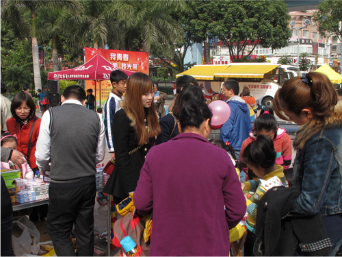 今天的活动，自始至终，喜欢乐为玩具的人络绎不绝啊