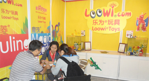 利童反斗城ToysRus上海代表Kiki女士和Yvonne女士考察乐为Loowi展位