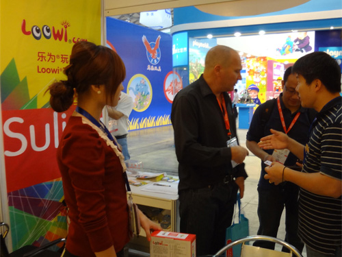 利童反斗城ToysRus领导光临乐为Loowi展位