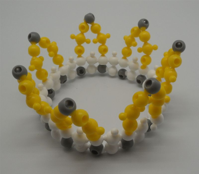 康桥中学手工创意坊乐为魔珠造型作品,皇冠